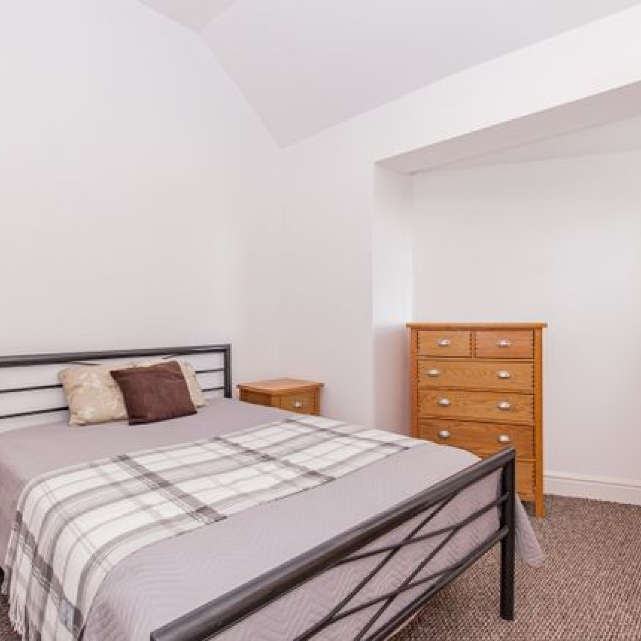 FLOOR ONE BEDROOM FLAT IN OXFORD