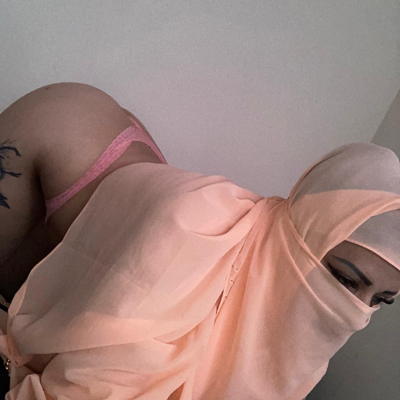 Sexy bombshell selma