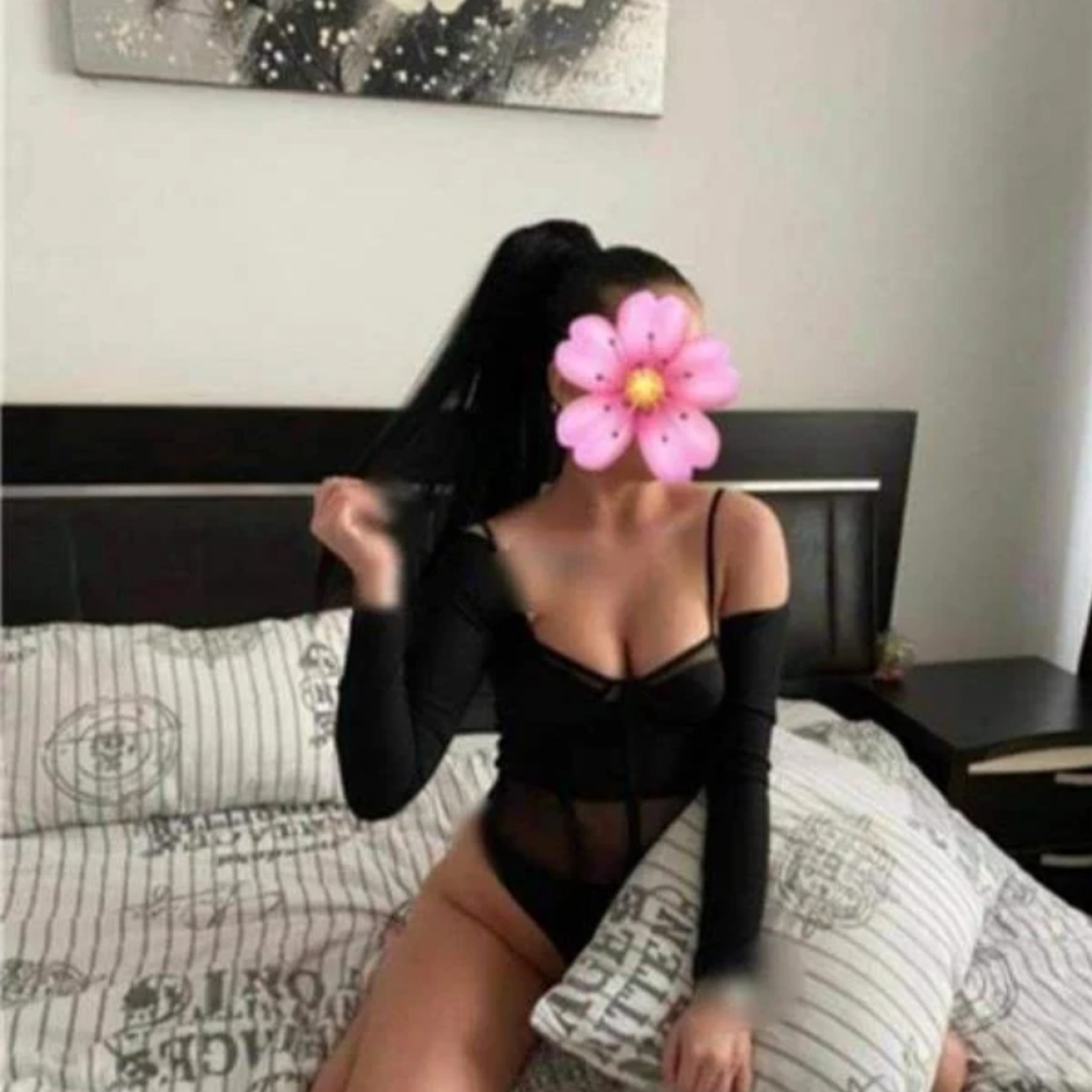 New Brunete Petit Girl În Town, Real Pictures