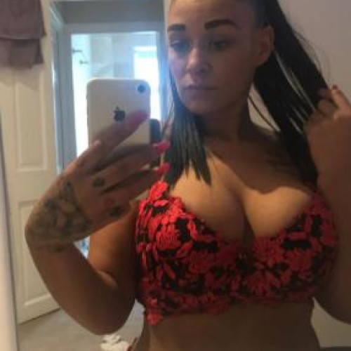 Candice bi-sexualbusty brunette British escort to visit you
