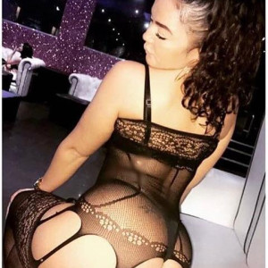 Candice bi-sexualbusty brunette British escort to visit you