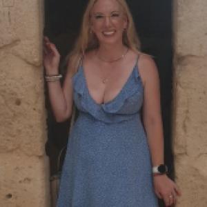 Online chat or escort for day or evening companionship 