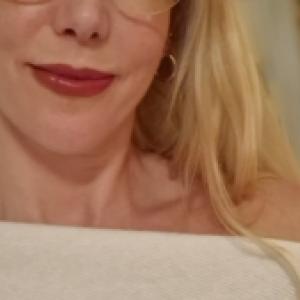 Online chat or escort for day or evening companionship 