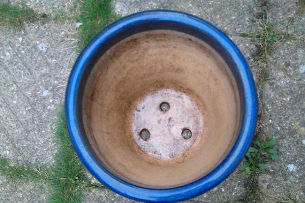 Planter (concrete?) blue, heavy