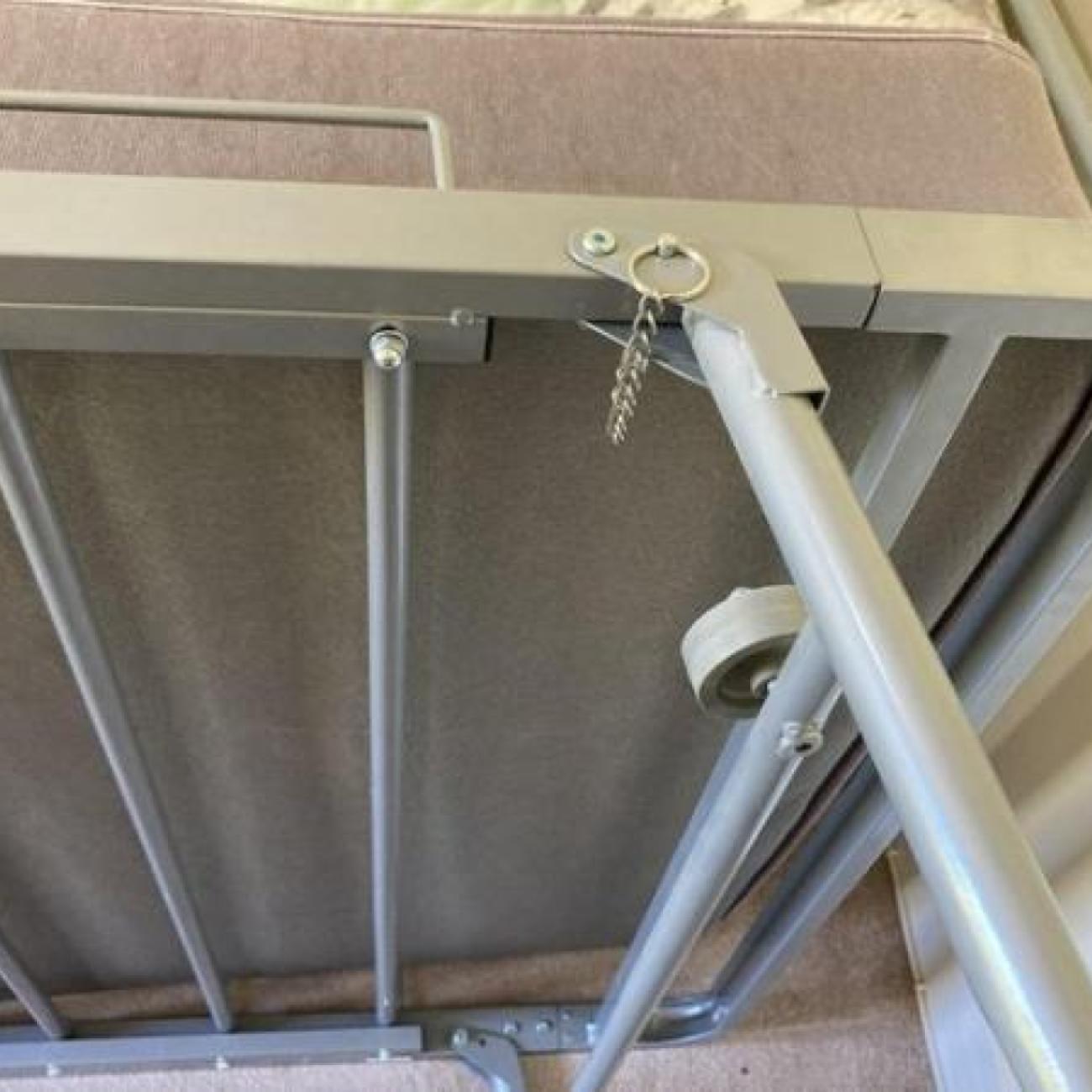 Single metal bed with folding single trundle bed on legs