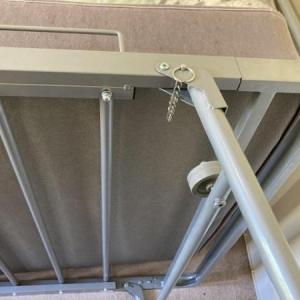 Single metal bed with folding single trundle bed on legs