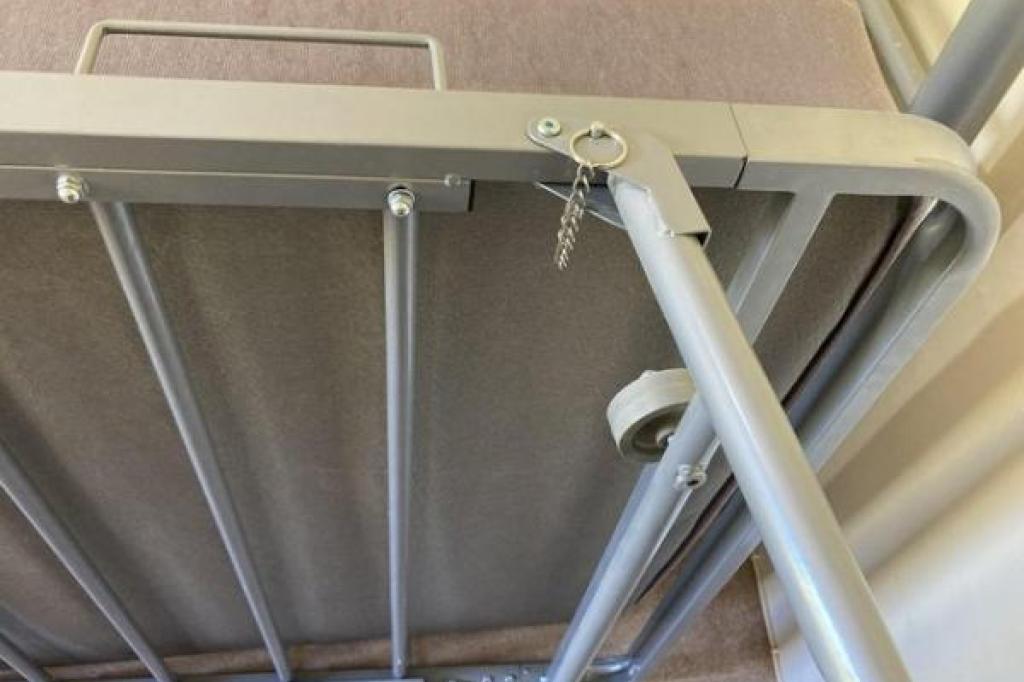 Single metal bed with folding single trundle bed on legs