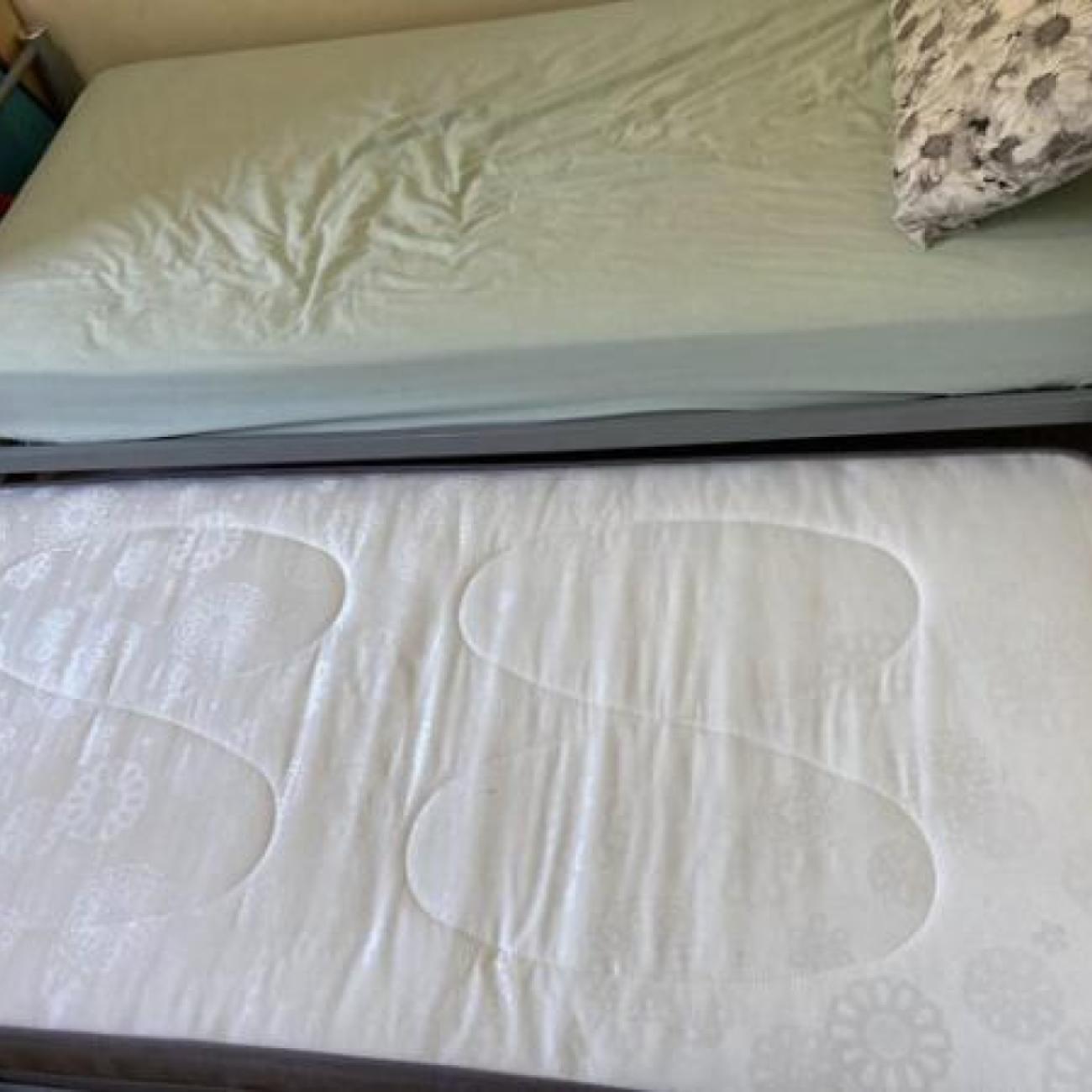 Single metal bed with folding single trundle bed on legs