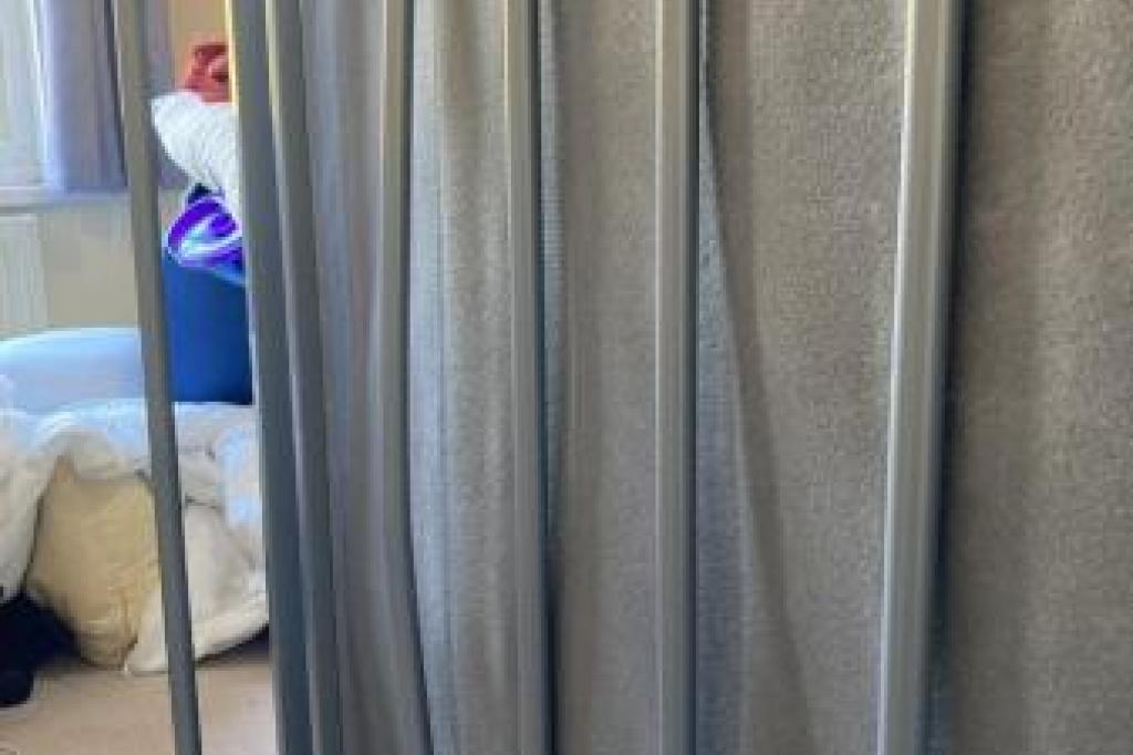 Single metal bed with folding single trundle bed on legs