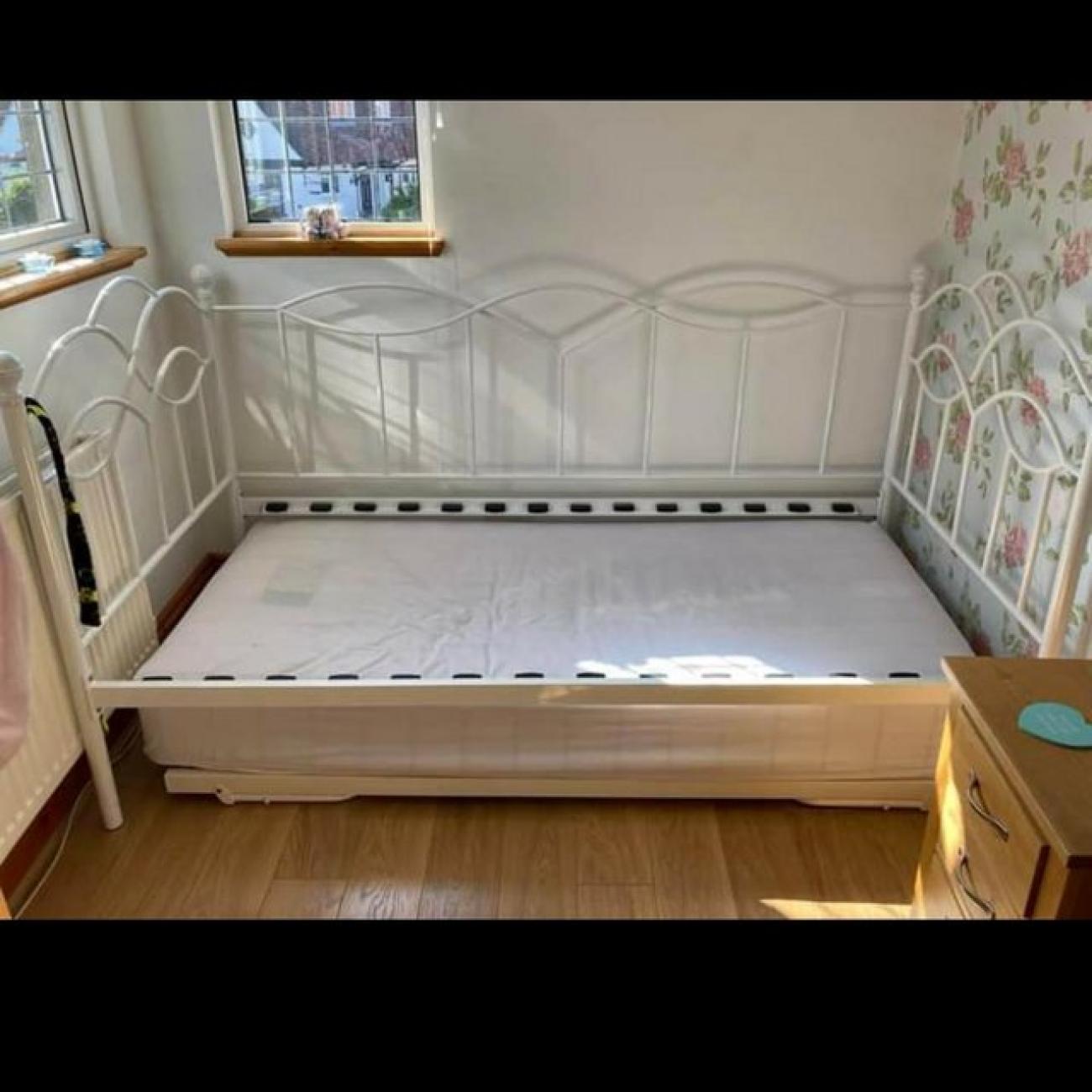 Metal single daybed frame with trundle bed