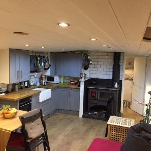Cruising Widebeam boat, 2 bedrooms, 2 bathrooms, incl an ensuite, all bills included - TW7 7RE