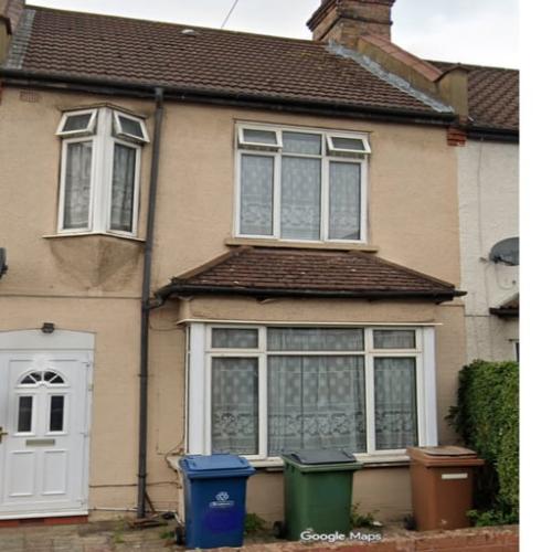 Impressive 5-bedroom semi-detached house available to rent in Harrow, HA1