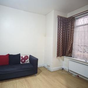 Impressive 5-bedroom semi-detached house available to rent in Harrow, HA1