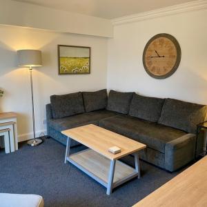 Central 2 bedroom/ 1 bathroom flat with pool, sauna and parking space