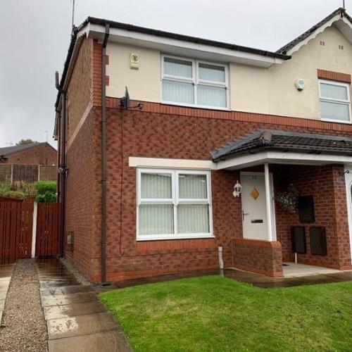 Immaculate 3 bed house to let with 2 car drive and garden. Oldham, Lancs