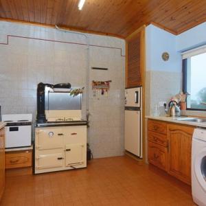 Fabulous Rustic Bungalow, amazing views over Lough Neagh. Short term 4-6 mths, 30 mins Belfast