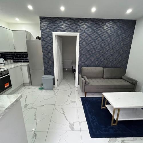 1 bedroom ground floor private entrance