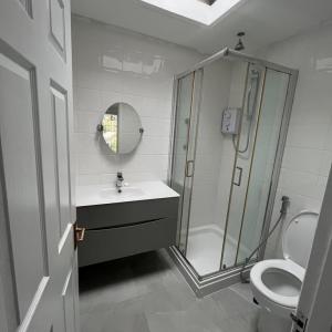Beautiful Newly Reurbished 4 Bedroom Semi Detached House