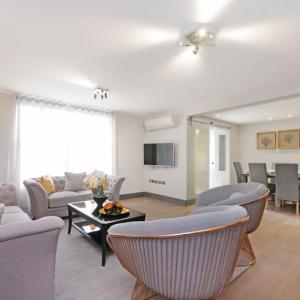 Luxurious three bedroom, three bathrom portered apartment on 2nd floor NW8