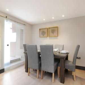 Luxurious three bedroom, three bathrom portered apartment on 2nd floor NW8
