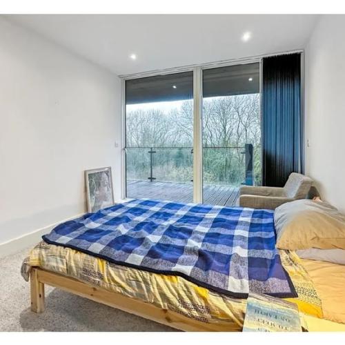 Beautifully appointed top-floor apartment. NO CORPORATE INQUIRY.