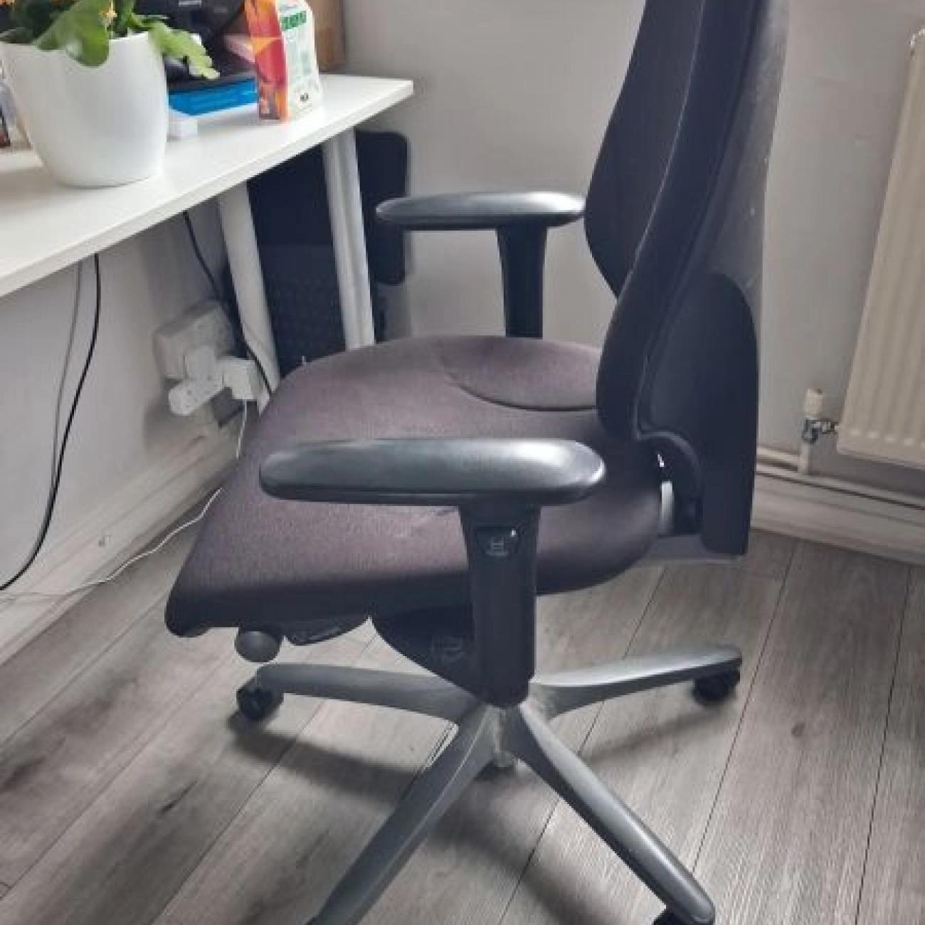 OFFICE CHAIR