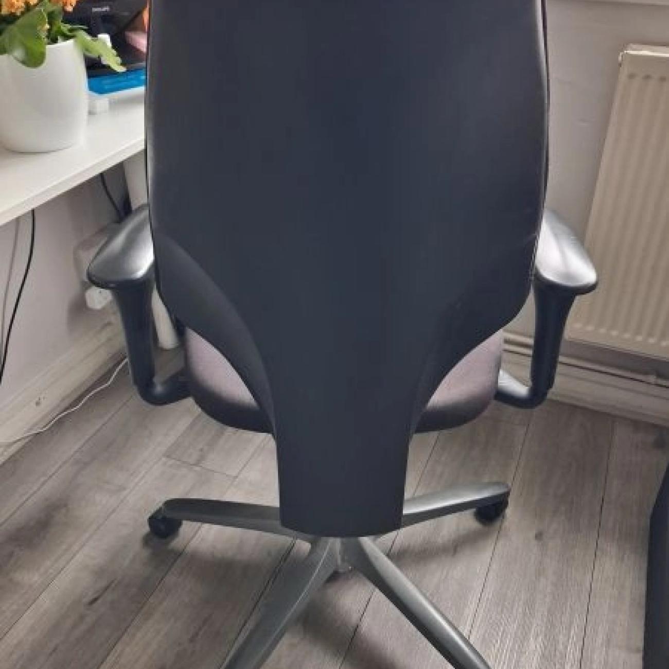 OFFICE CHAIR
