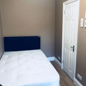 Room to rent with own shower and toilet in Church Avenue LE3 6AJ