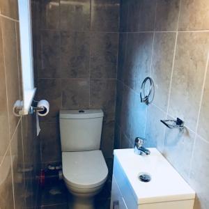 Room to rent with own shower and toilet in Church Avenue LE3 6AJ