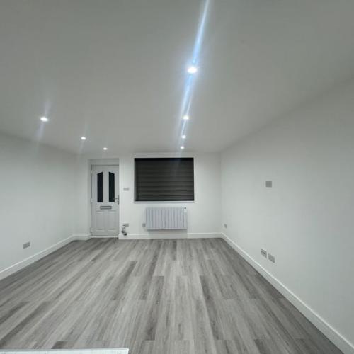 Brand New Large Ground Floor Fully Refurbished Studio Flat in LU3 One of the best out there