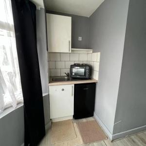 Studio Room in Harrow HA2 0QQ shared kitchen