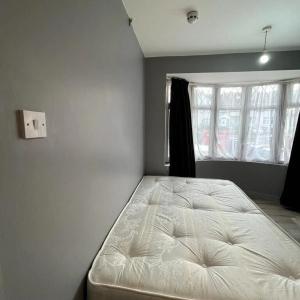 Studio Room in Harrow HA2 0QQ shared kitchen