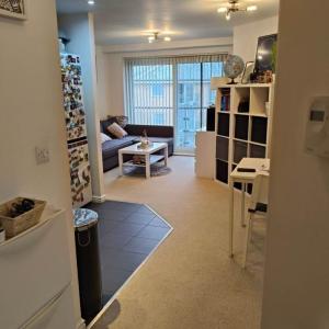 1 Bedroom, modern, open plan apartment (52. 3sq.m) in central Feltham