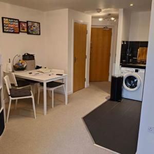 1 Bedroom, modern, open plan apartment (52. 3sq.m) in central Feltham