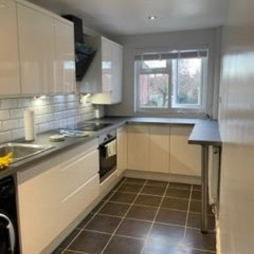 2 Bedroom First Floor Maisonette (Walking Distance to Uxbridge Town Center)