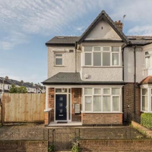 Large modern clean Studio for couples available. 5mins walk to Tooting Bec Tube