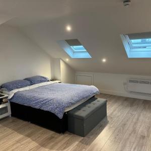 Large modern clean Studio for couples available. 5mins walk to Tooting Bec Tube