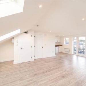 Large modern clean Studio for couples available. 5mins walk to Tooting Bec Tube