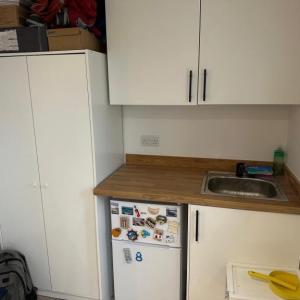 Large modern clean Studio for couples available. 5mins walk to Tooting Bec Tube