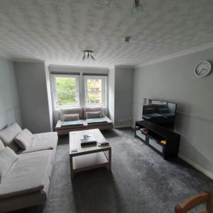 Spacious 3-Bedroom Flat – Prime Morningside Location, Edinburgh, Free Wi-Fi