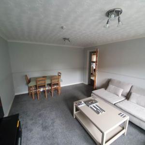 Spacious 3-Bedroom Flat – Prime Morningside Location, Edinburgh, Free Wi-Fi