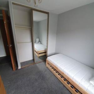 Spacious 3-Bedroom Flat – Prime Morningside Location, Edinburgh, Free Wi-Fi