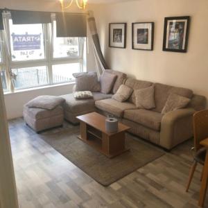 In Wallace st /city centre 2 bedroom & 2 bathrooms flat to let