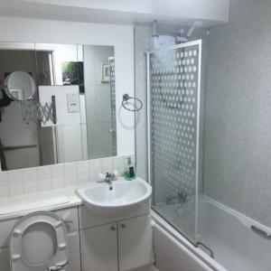 In Wallace st /city centre 2 bedroom & 2 bathrooms flat to let