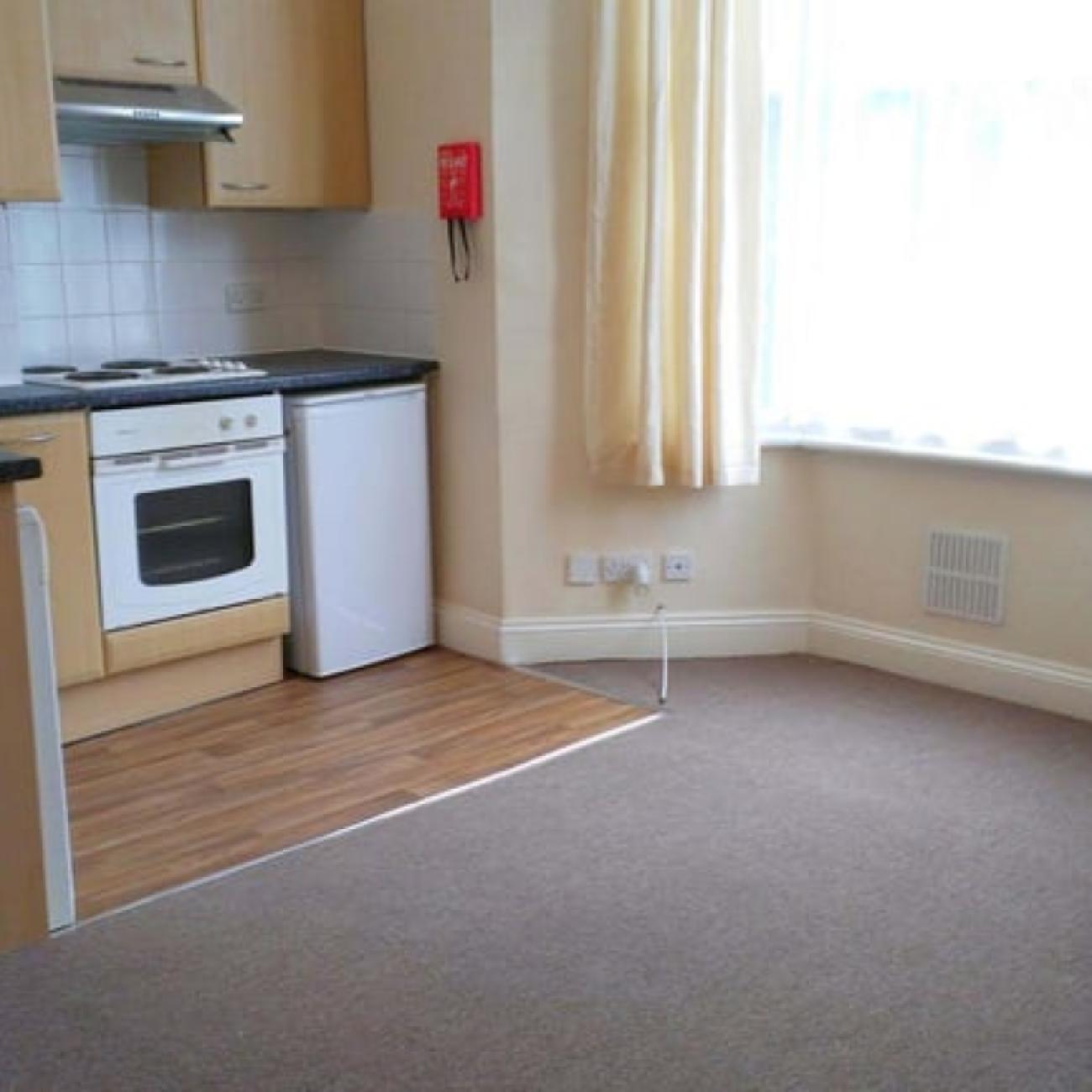 Large ground floor front self-contained Studio Flat in Wood Green, N22.