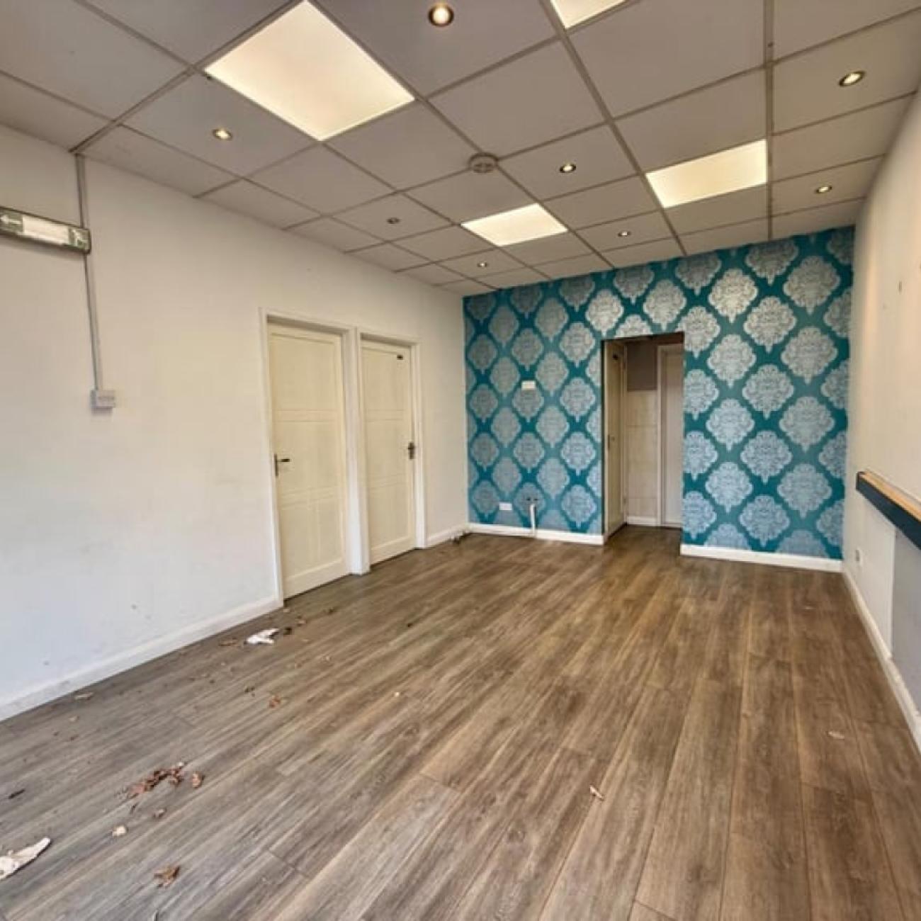 Large ground floor front self-contained Studio Flat in Wood Green, N22.