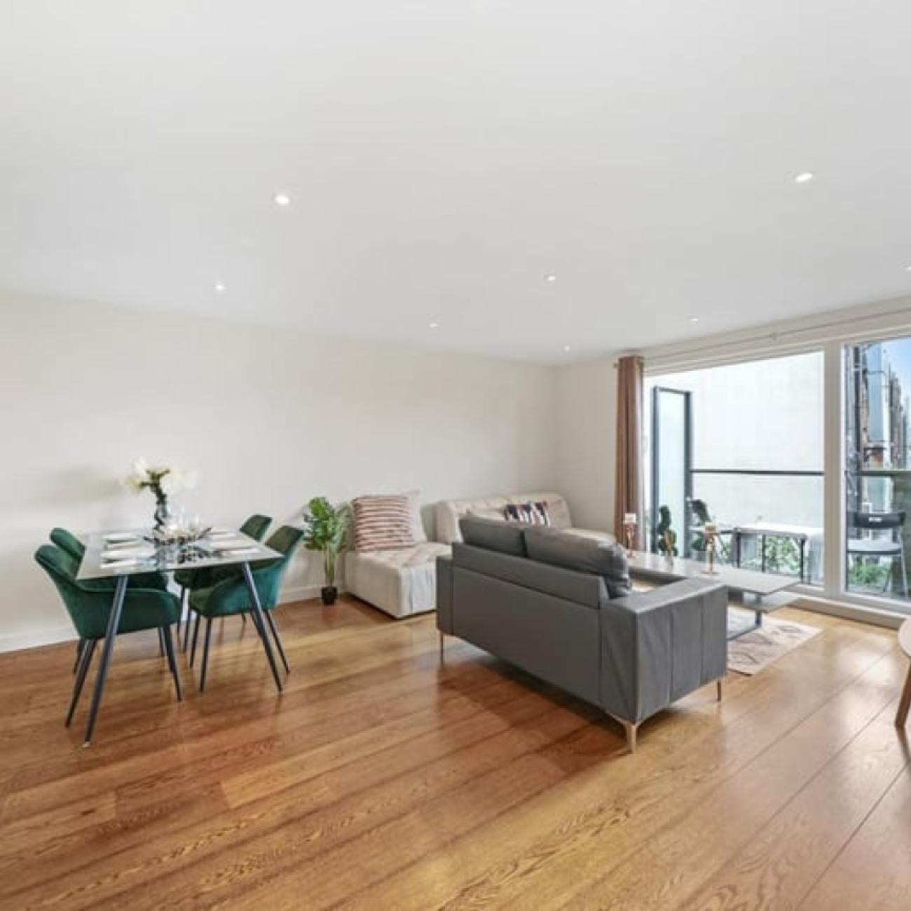 Large ground floor front self-contained Studio Flat in Wood Green, N22.