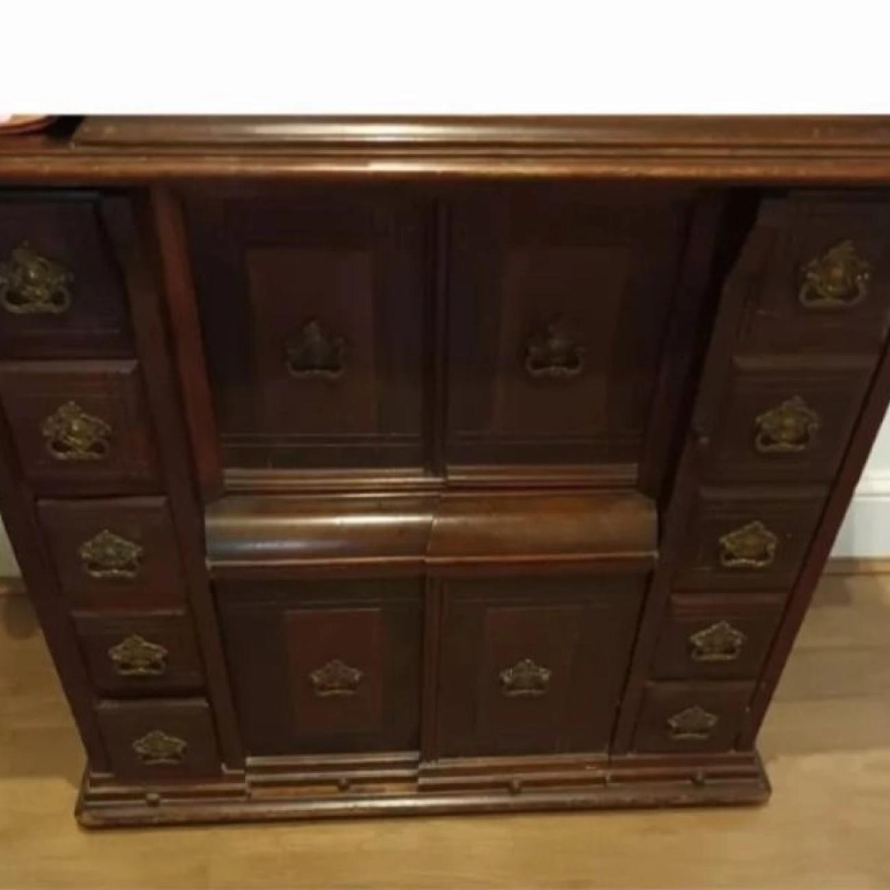 Vintage28K Singer sewing machineR712423 in this stunning oak cabinet. Pickup NW4