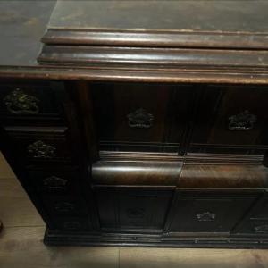 Vintage28K Singer sewing machineR712423 in this stunning oak cabinet. Pickup NW4