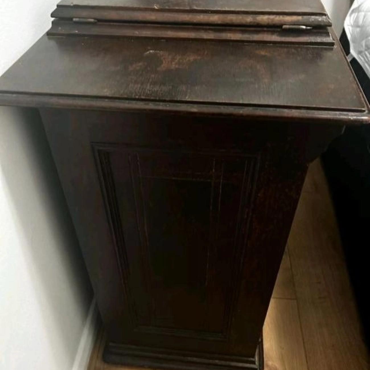 Vintage28K Singer sewing machineR712423 in this stunning oak cabinet. Pickup NW4